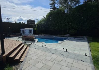 Terrasse et contour de piscine en pavé uni réalisés par Pavage BGR