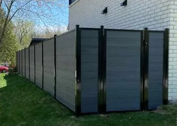 Clôture composite installée dans une cour résidentielle par Pavage BGR