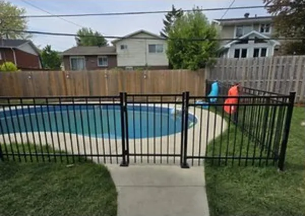 Clôture ornementale installée autour d’une piscine par Pavage BGR